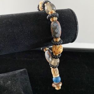 Vintage elasticated bracelet. B4